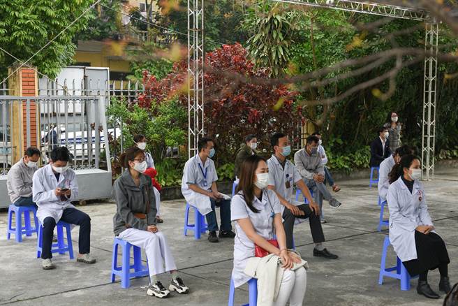 大陆有5名传染病专家前往越南后返国，发现确诊感染印度变种病毒。由于5人出国前都接种疫苗，且严守相关的隔离与防护措施，这个案例让防疫部门担心变种病毒可能已让现有疫苗失效。图为越南民眾接种疫苗。（图／路透）