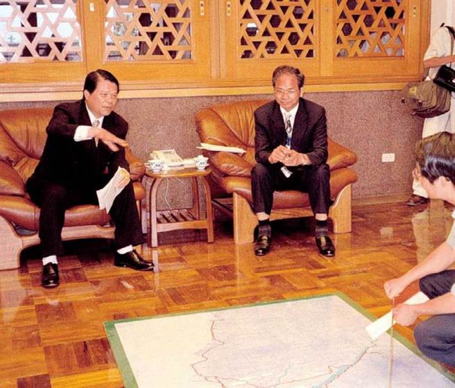 昔日省交通处处长陈武正（左）带着何义纯一同转任唐荣铁工厂职务，为何义纯未来创业埋下伏笔。（图／报系资料库）