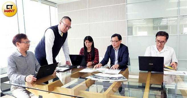 唐荣铁工厂2002年民营化一分三，以公路车辆为主要业绩的唐荣车辆，靠着何义纯等50名员工集资1,500万元，开启创业新路。（图／王永泰摄）