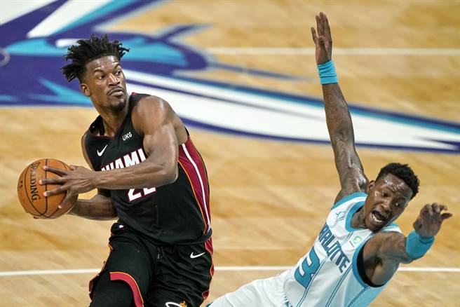 热火前锋吉米巴特勒(左)本来就有曾跟教练团爆发衝突的不少黑歷史。(美联社资料照)