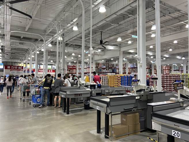 如果只有偶尔、短时间的进出卖场，且有保持社交距离、配戴口罩，回家可以不用马上洗澡、换衣服；但一定要洗手。(图/中央社)