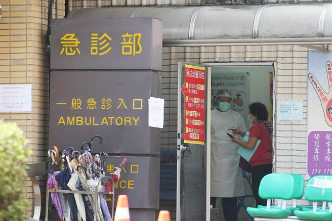 一名自稱為急診醫生的網友呼籲民眾，急診室已成熱區，若只是小病別擅自前往。圖為台大醫院急診室，僅供示意。（資料照／杜宜諳攝）