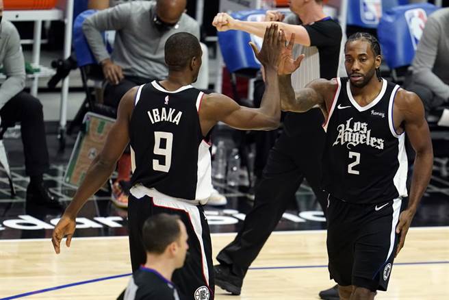 里欧纳德(右)去年夏天招募伊巴卡的简讯也太酷了。(美联社资料照)