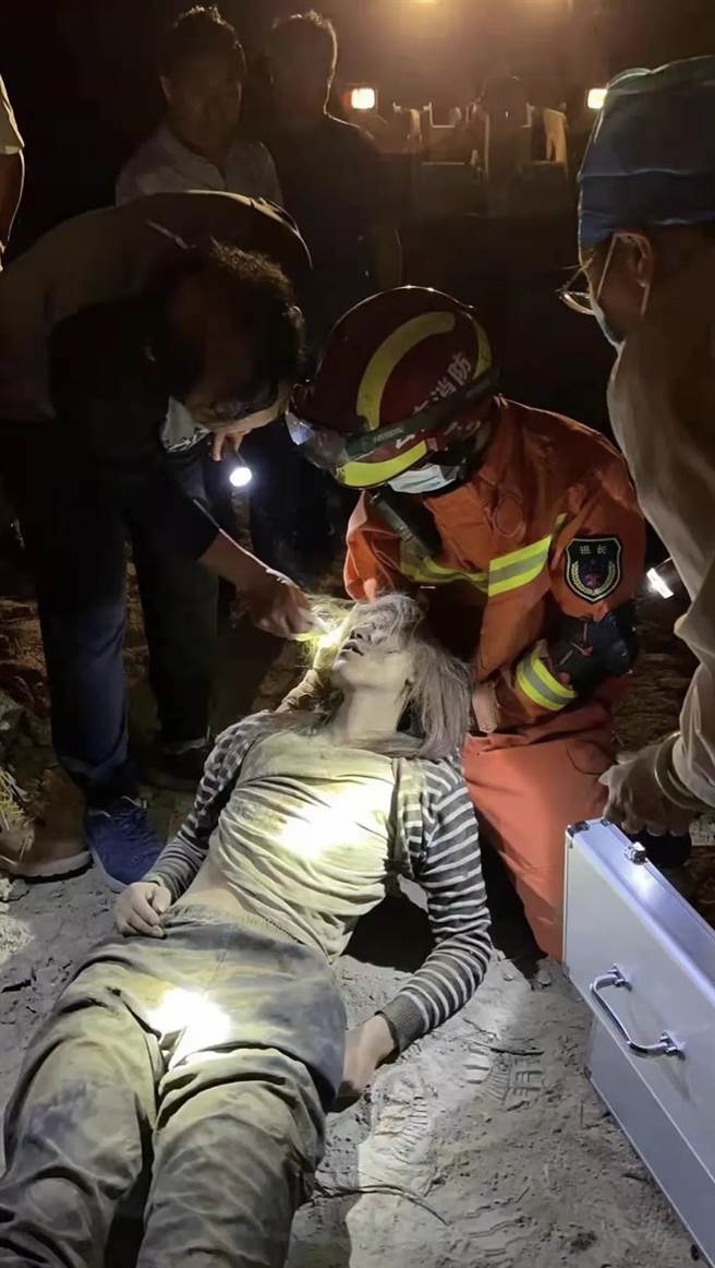 云南强震救援。取自新华社