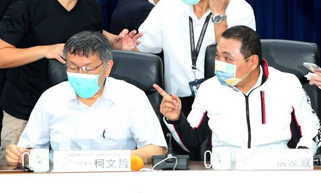 台北市长柯文哲（左）与新北市长侯友宜（右）。（资料照）
