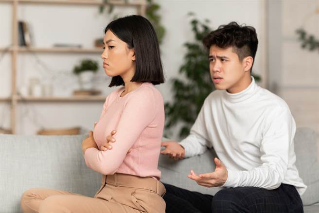 水瓶座、處女座、白羊座的女生在外看起來很溫柔，卻對男友超兇。（示意圖／shutterstock）