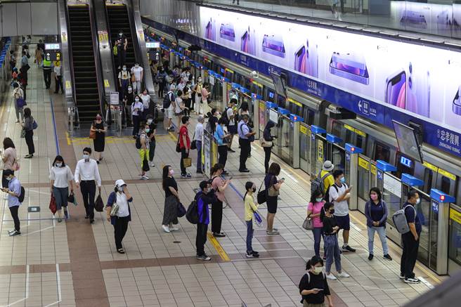 部分员工对于在家工作也颇为抗拒，进入第三级警戒头一天，不少上班族还是照常通勤。(图/中央社)