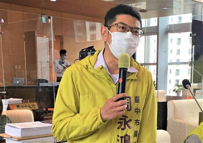 台中市议员周永鸿22日表示，接获许多幼教老师陈情，指园方在全国停课期间强制要求请事假、特休，甚至放无薪假，吁市府着手调查幼儿园停课期间给薪状况。（卢金足摄）