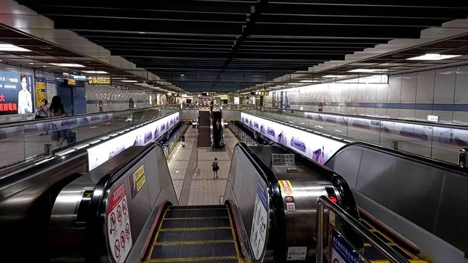 台北捷运忠孝復兴站人潮也比上周更少。（黄婉婷摄）