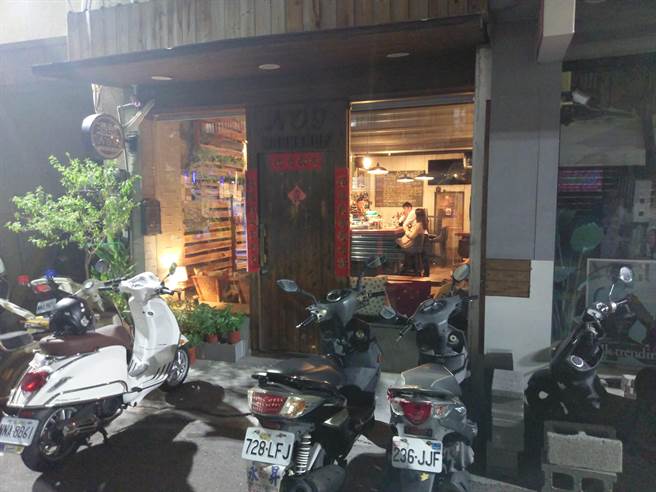 彰化市一家pub夜店在中央宣布八大行业休閒娱乐场所暂停营业后，仍于16日凌晨营业接受客人入内饮酒，遭警方稽查查获移送县府开罚。（警方提供／谢琼云彰化传真）