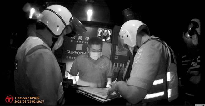 彰化市一家pub夜店在中央宣布八大行业休閒娱乐场所暂停营业后，仍于16日凌晨营业接受客人入内饮酒，遭警方稽查查获移送县府开罚。（警方提供／谢琼云彰化传真）