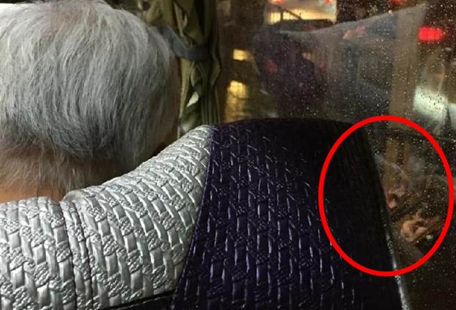 该网友的投诉曝光后，也有网友说常在公车上看到前方阿伯用手机看色情图，镜面就会反射手机画面。（图／翻摄自脸书「爆怨2公社」）