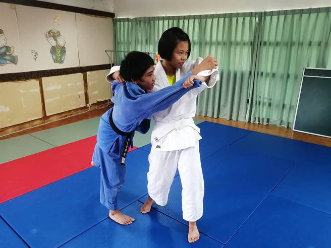 玛家国中柔道队从专任教练余凯洁接手后，选手张育瑞（左）与黄芷凌（右）克服困境夺下全中运银牌，也让柔道队备受重视。（谢佳潾摄）