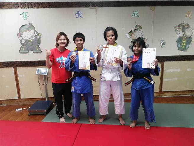 玛家国中柔道队从专任教练余凯洁（左一）接手后，选手张育瑞（左二）与黄芷凌（右二）克服困境夺下全中运银牌，也让柔道队备受重视。（谢佳潾摄）
