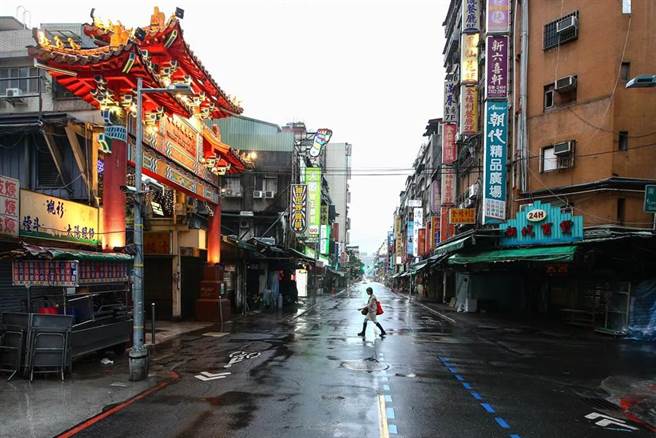 图为万华区在疫情间的冷清街景。（资料照，邓博仁摄）