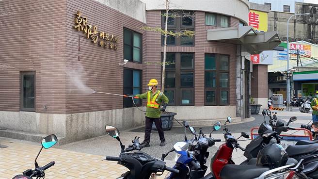 台中市环保局22日动员12个区队跨区支援，消毒朝阳科大执行地毯式清查大消毒。（卢金足摄）