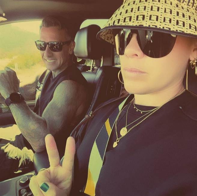 P!NK和凯瑞哈特结婚15年，两人育有一对儿女。(图/ 摘自P!NK IG)