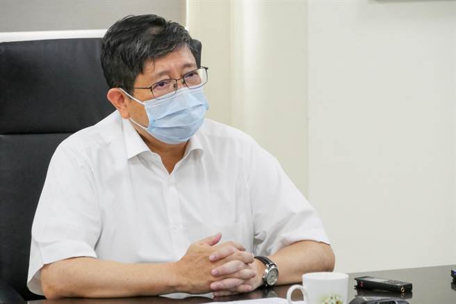 新竹县只规定28个营业场所，配合中央防疫政策暂停营业至28日，内湾老街和北埔老街并未在管制范围，但大多数店家都很配合防疫自主休息；图为县长杨文科。（罗浚滨摄）