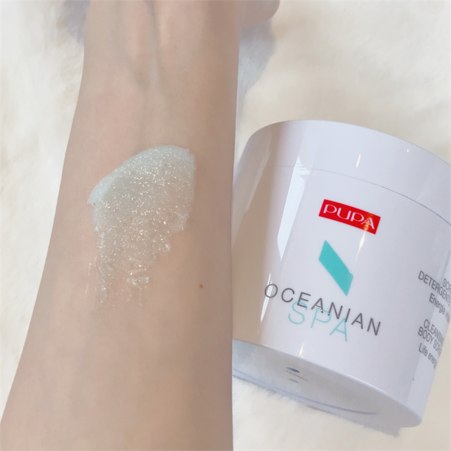 花岛SPA养肤身体磨砂膏添加天然椰子油的糖结晶状磨砂颗粒，清洁过程中可同时去角质并达到保湿效果，使皮肤光滑细致。（邱映慈摄）