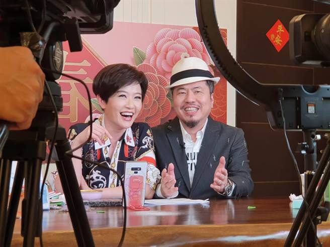 黃國倫飛上海為愛妻寇乃馨慶祝50歲生日，小倆口一起直播。（寇乃馨本人提供）