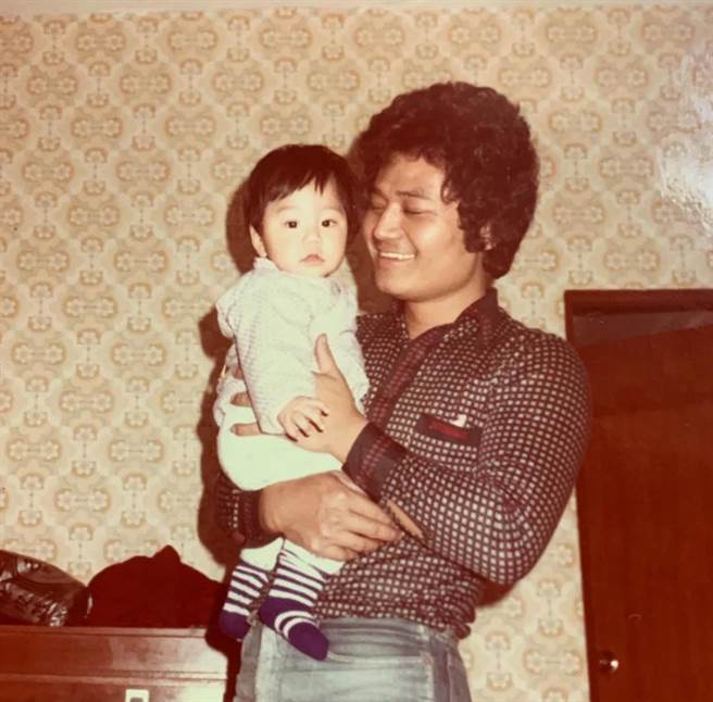潘爸爸（右）抱著年幼時的潘裕文晝面溫馨。（摘自潘裕文IG）