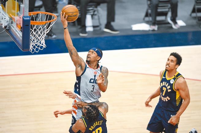 后卫毕尔拿下28分，帮助巫师搭上季后赛东区末班车。（美联社）