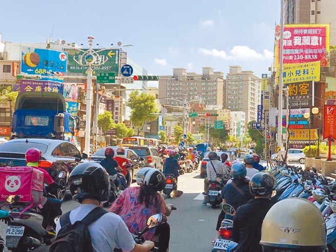 有时候手机放口袋容易因不经意挤压而误触，一位网友在骑车上班途中，竟瞄到手机画面跳出诡异死亡讯息。（本报资料照）