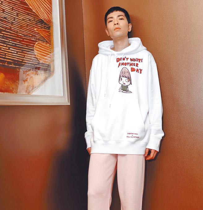 老萧用衣服上的英文表达「只要我们待在一起，每天都会有意义」。（喜鹊娱乐提供）