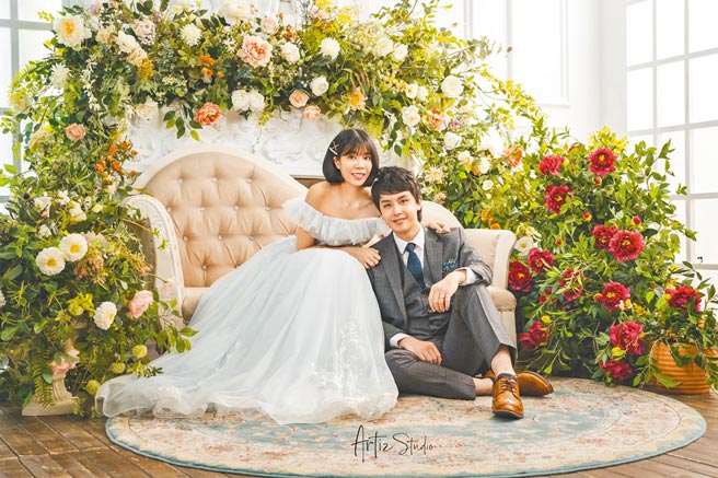 田亚霍（右）和老婆先前拍摄婚纱照，气氛甜蜜。（大鹏经纪提供）