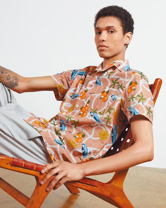 休閒感强烈的古巴领，单穿就有型也很有架势。Ted Baker古巴领夏威夷衬衫4980元。（Ted Baker提供）