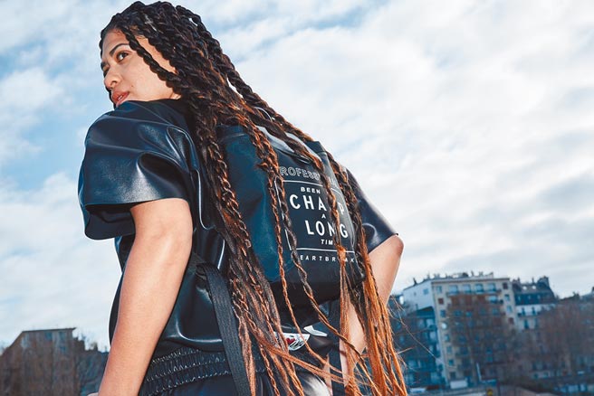 法籍职业剑术选手Ysaora Thibus穿上Longchamp × EU系列商品，也显得有型有款。（Longchamp提供）