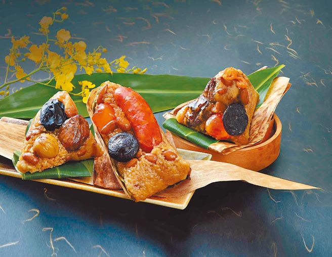 全联「黑桥牌-黑猪双飨粽福袋」，南北双粽一次享受，有黑猪香肠粽240g x 3颗、黑猪肉粽180g x 2颗，保温提袋1个，580元。（全联提供）