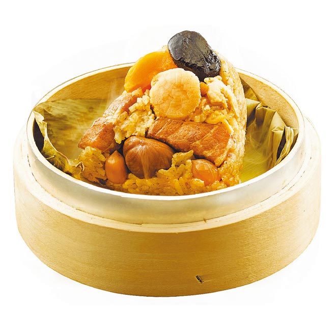 全联「呷七碗-国宴极品干贝粽」，210g x 6入，509元。（全联提供）