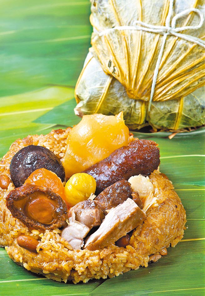 「松茸极品四宝粽」海陆精华食材大集合，个头饱满硕大的广式裹蒸粽，适合4人共享。单颗装1780元。（台北神旺大饭店提供）