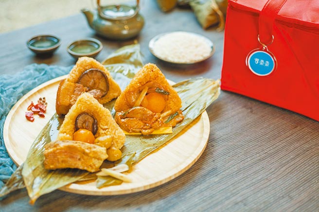 長榮鳳凰酒店（礁溪）推出「FUN粽異國禮盒」，其中2款粽子則結合南洋、韓食風味，獨特滋味令人吸睛。（長榮鳳凰酒店礁溪提供）