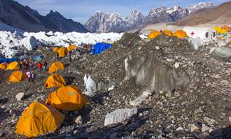 新冠蔓延到世界最高點 聖母峰有百名登山客染疫