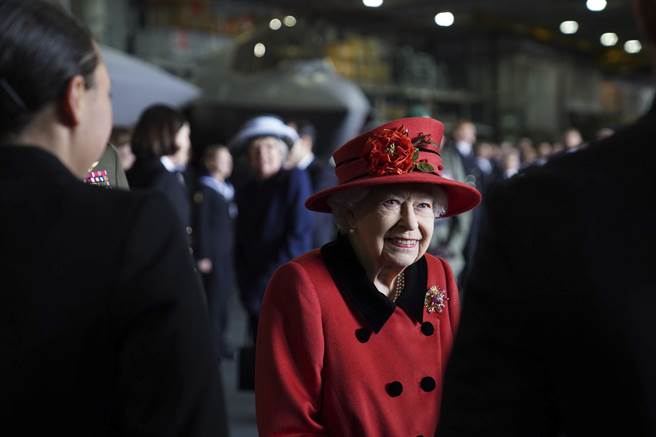英国女王在访问「伊丽莎白女王号」时，配戴已故菲立普亲王赠送给她的胸针，表达对这位前海军军官的怀念之情。（图／美联社）