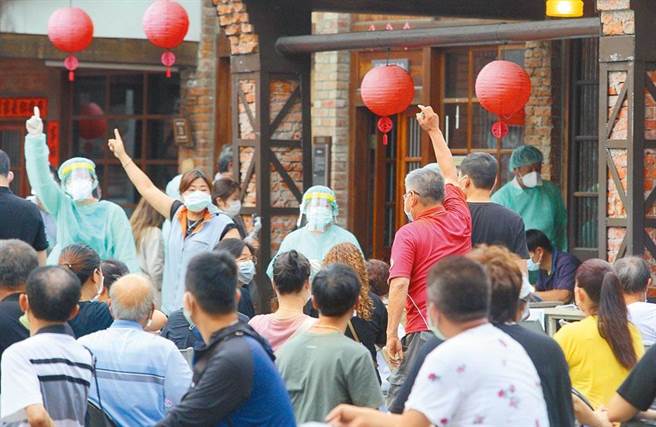 快筛阳性率逐日降低，不少人认为疫情受到控制，但有专家认为这想法太乐观。（图／报系资料照）