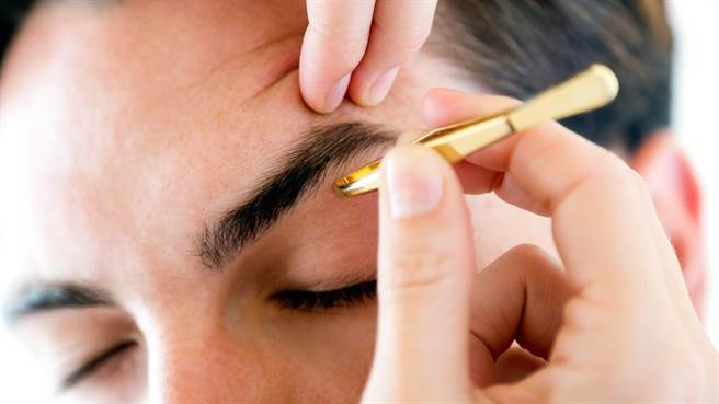 越南一名男子为初恋女友剃眉并将女友姓名刺在眉骨，没想到最后还是被女友分手。图片为示意图（图／shutterstock）