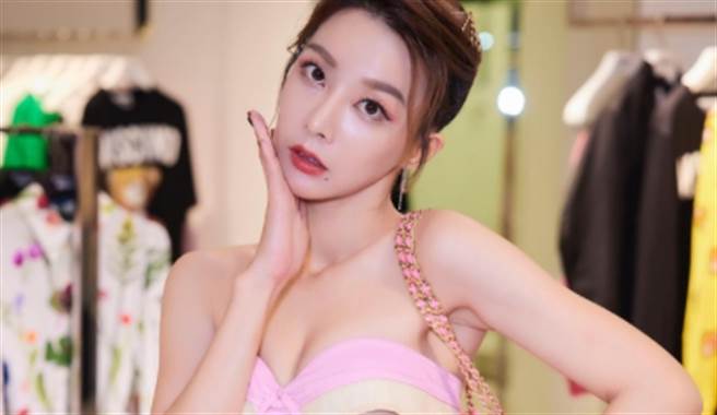 辅大豪乳女神奎丁包养价曝光，神秘男加码信义区房给妳住。(图/奎丁 脸书)