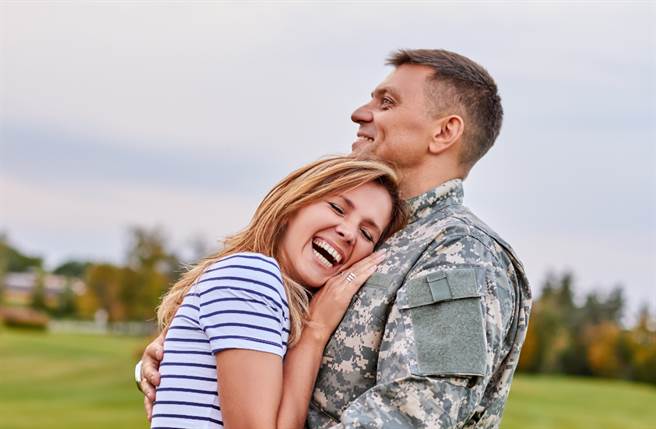 生肖兔、蛇以及豬的男性不會太過追求物質生活，雖然他們看似對自己小氣，但對老婆、家人卻很大方。（圖／Shutterstock）
