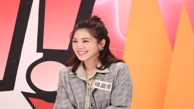 杨晨熙断开八年感情拚副业，喊话未来男友：先背好电话！(图/中天综合台提供)