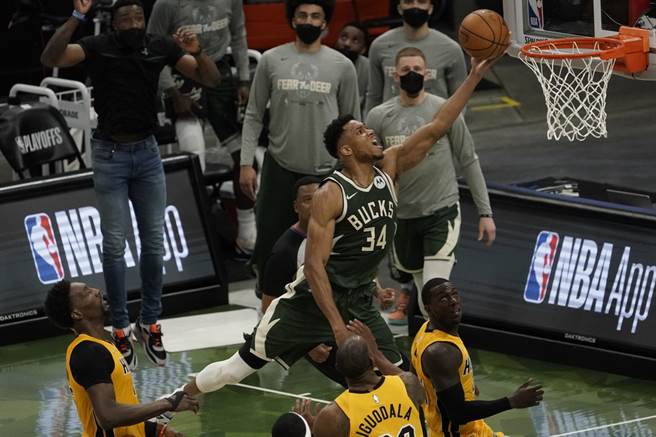 公鹿前锋阿提托康波切入禁区上篮，简直无视对方防守。(美联社)