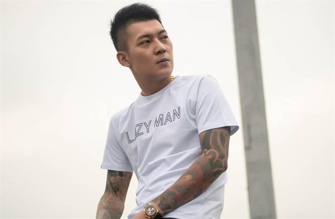 网红凤为防疫待在家并叫外送，没料到遭夸张对待，爆卫生危机。(翻摄自凤梨 吴泓逸脸书)

