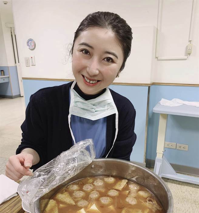 联新医院刘姓护理师脸书发文自述注射疫苗后高烧到42度，仍呼吁大家齐心抗疫。（翻摄脸书）
