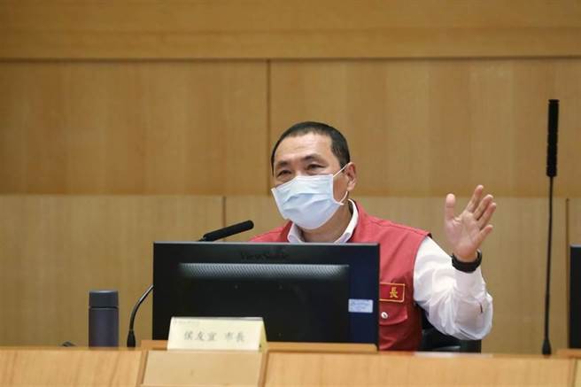 新北市长侯友宜5月22日再度邀集18家急救责任医院及新北市医师公会理事长周庆民与护理师公会理事长周绣玲等召开防疫应变会议。（新北市府提供）