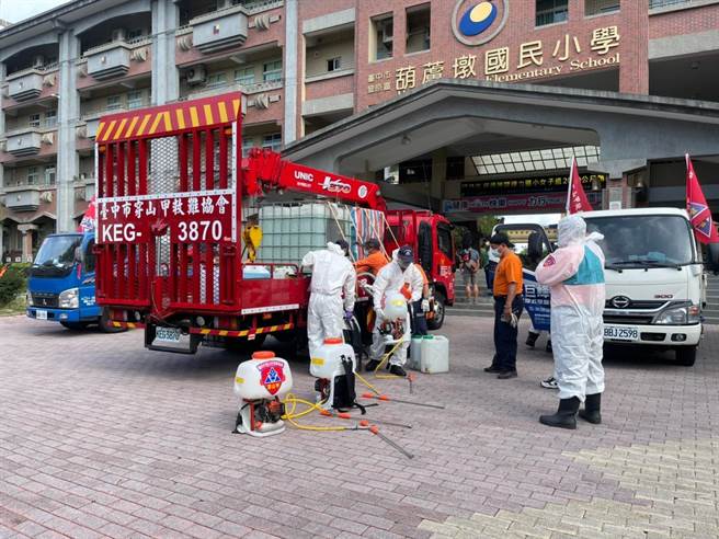 穿山甲救难协会进入丰原地区各国高中小学校进行消毒。（穿山甲救难协会提供／陈淑娥台中传真）