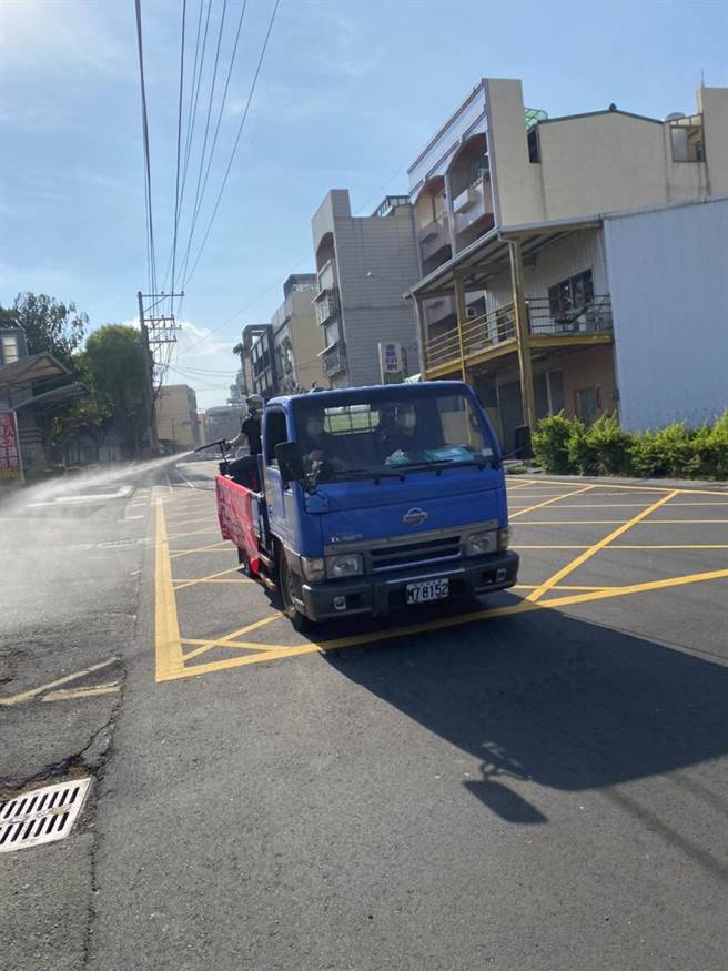 丰原青商会在丰原各地进行消毒。（丰原青商会提供／陈淑娥台中传真）