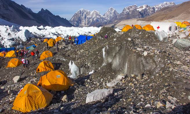 尼泊爾側的聖母峰基地營，此處海拔5364公尺。(圖/美聯社)