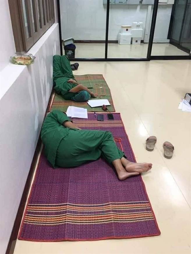 有网友分享疑为东南亚医护人员为守护疫情负重前行照片。（图／脸书_花莲同乡会）